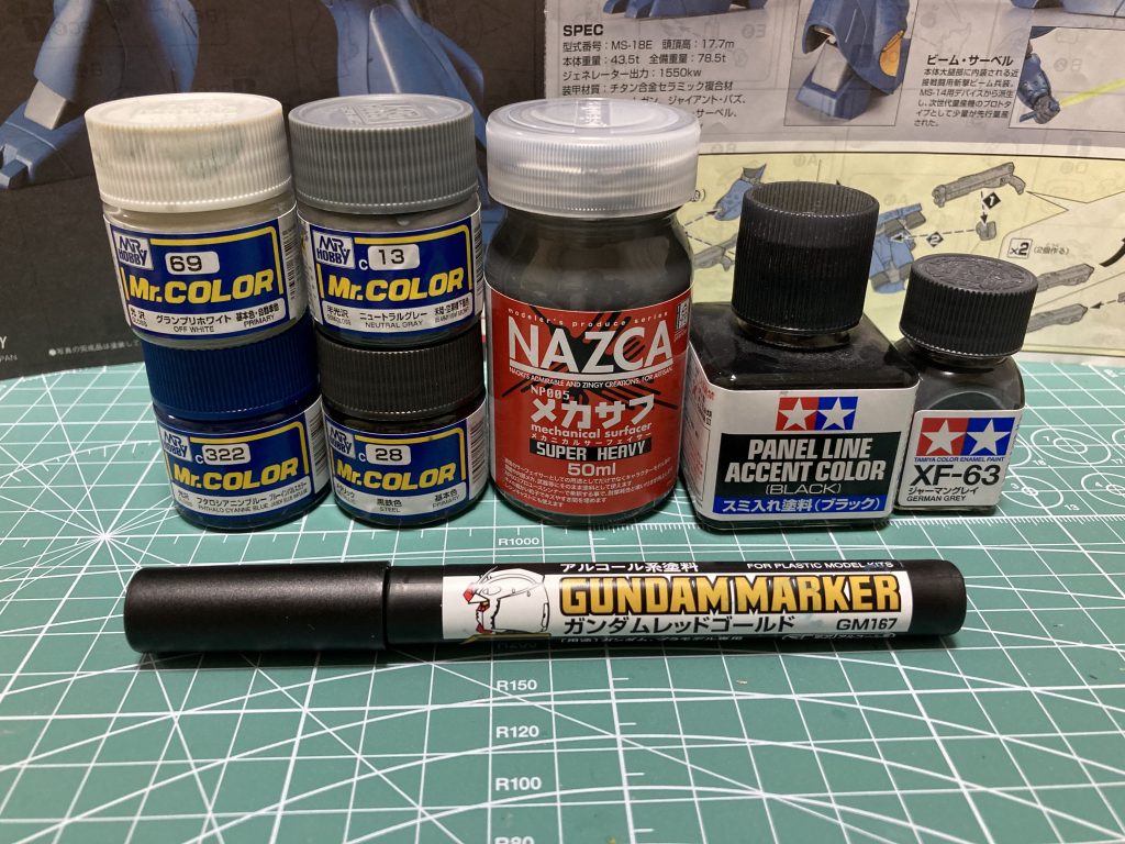使った塗料はこんな感じ。関東学生模型連合展示会、かんもれんに出すために制作したので、時間短縮も兼ねて今回は色の調色などはやらずにそのままの色で塗装しました。関節部分やマニピュレーターはメカサフ吹きっぱです！初めて使ったけどいい感じでした😁最初フタロシアニンブルーで塗った時に色が濃すぎたかと思いましたが、差し色をゴールドにしたことによりクールでカッコいい感じに仕上がりました❗️黄色部分をゴールドにした理由も部分塗装が上手くいかず、色々悩んでいた時に試しにガンダムマーカーのゴールドで塗ったところ、塗料の乗りが1番良かったので採用した、という感じです。