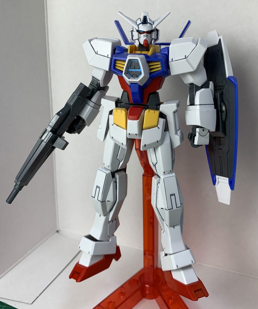 塗料は全てガンダムマーカーでガンダムレッド、ガンダムメタブルー、メタリックオレンジ、シャインシルバー、ヘビーガンメタリックロイヤルメタレッドで流し込み墨入れペンはグレー、ブラウン、オレンジを使用しました。