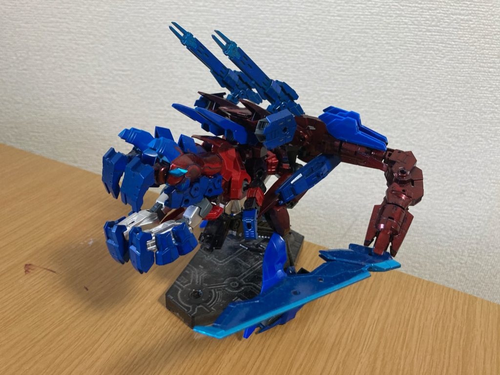 数多のハンターを苦しめた特徴的な尾は、アルトの脚部ブースターと翼を使ってるので可動式!