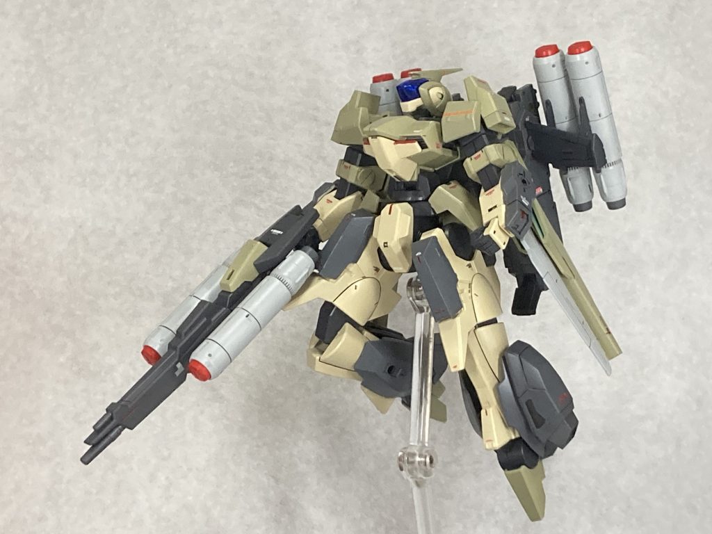 機体設定としては航空機能をもたクランシェへのアップグレードキットを装着した機体対艦戦闘や奇襲作戦に使用されるエースパイロットや決戦用の装備とされる巡航速度や機動力が大幅にアップし第二世代ガンダムに匹敵あるいはそれ以上の性能を誇るその性能から本来のペットネームとは別にパイロットたちの間で「スーパークランシェ」と呼ばれていくようになった