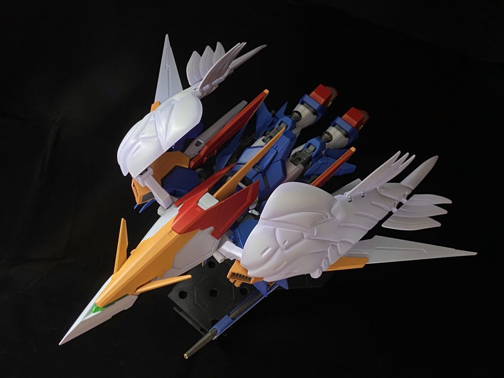 ネオバード形態。宇宙空間で白が楔形に映えるように配色しました。