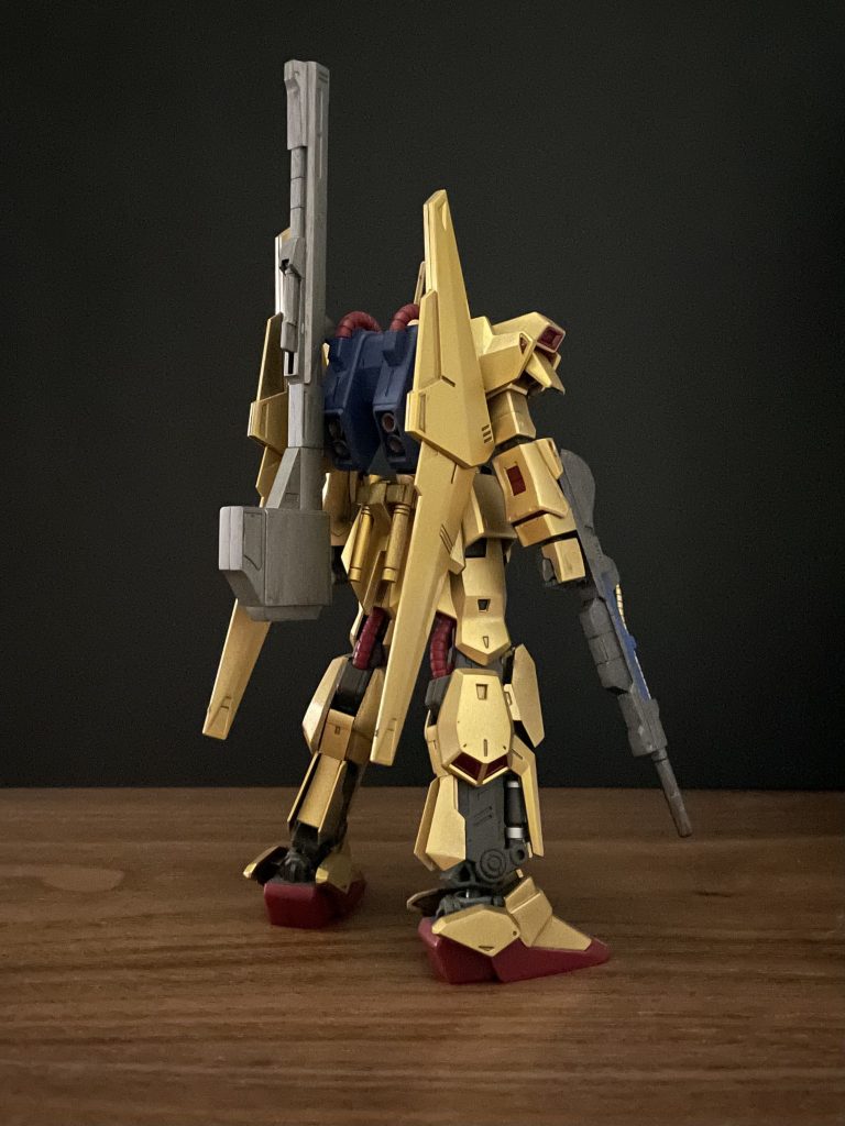 当時初めて金色塗装にチャレンジ。下地の事もよく分からず、つや消し黒からゴールドを重ねていました。金色にもう少し黄色味が欲しくて、さらにクリアイエローを重ねました。ランナー塗装したのでゲート跡が未処理、レタッチして誤魔化しています。武器類は筆塗りでムラが出まくってます。