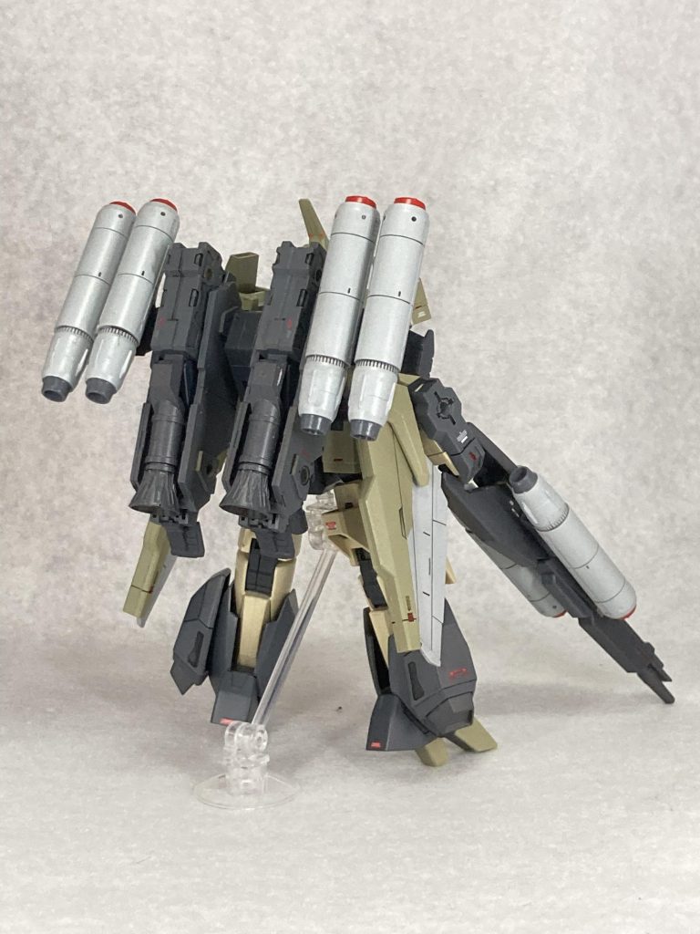 背面と足には機動力を上げるブースター関係を腕にはシールド廃止による防御力を補うアーマーを装備同時に腕部のウィングも大型のものに交換している