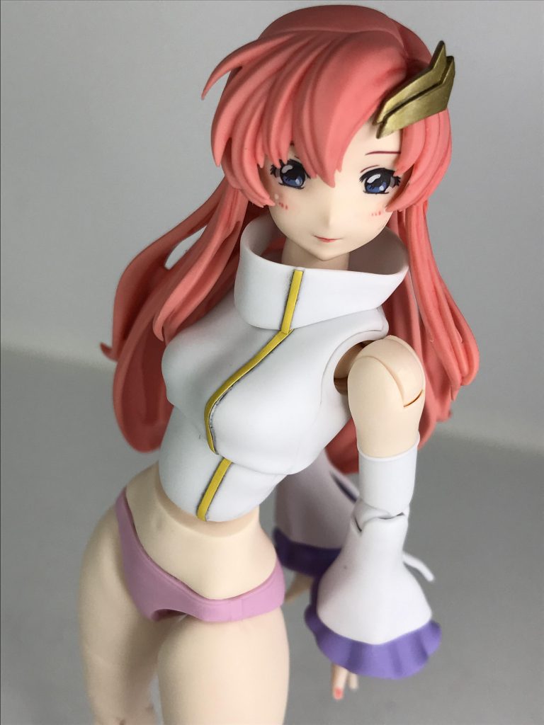 スカートの中もちゃんと造形されています。特に腹はいっさい見えないんですが…(汗)