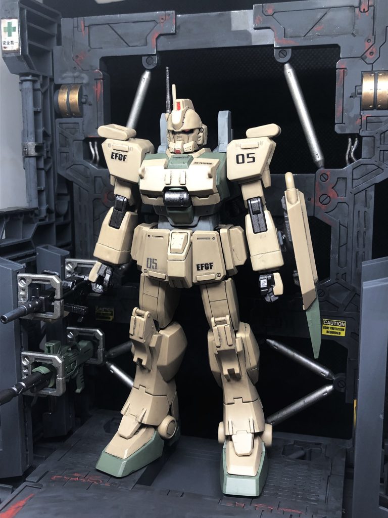 友人に貰ったベースに立たせてみました