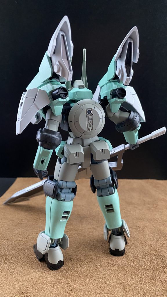 　これらの装備により得られた膂力は、身の丈を超えるほどの大剣を軽々と振るい、その剣速は、音速を超えるという。　…アレ、謙遜しないですか？「…ふふふ」ﾒｶﾞﾈｷﾗﾝ