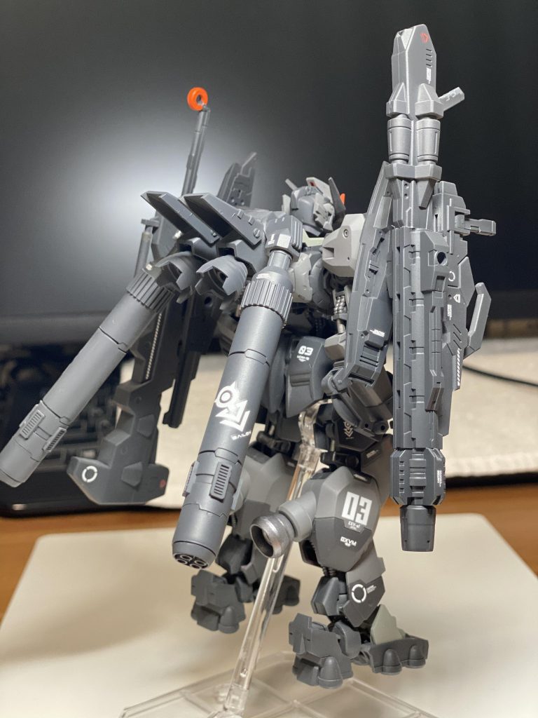 カラーリングは現代兵器をイメージして様々なグレーを使用、ワンポイントでオレンジを取り入れました、デカールは30MMのデカールを使用してます