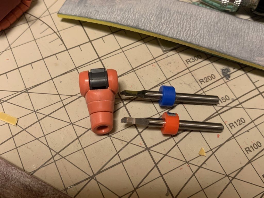 腕の合わせ目消し中にカーバイトが折れるという悲劇が。。。。