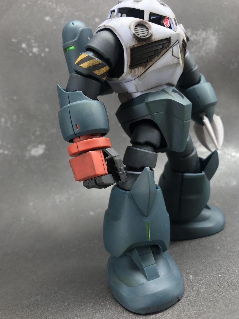 バトオペのヒートクールゲージ?をイメージして機体各所にはグリーンのワンポイント発光を塗装。移植されたマニュピレーター部分のみズゴックのメガ粒子砲ではなくなってるのでエラー扱いで赤色に。