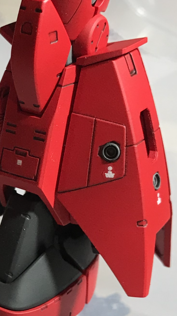 R2型独特の脚部追加スラスターです。キットは1パーツの成形であまりスラスターのようには見えなかったのでくり抜いた後にwaveのスラスターパーツを仕込みました。