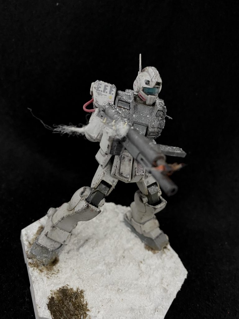 肩には簡単なパイピング、マシンガンも薬莢を排出している様を簡易的ではありますが、再現してみました!