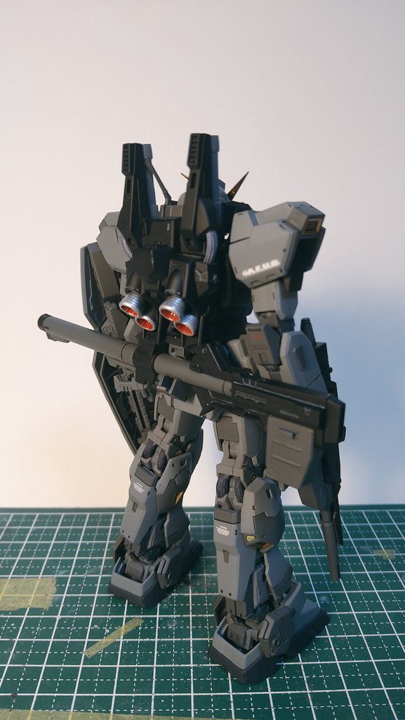 今回はフレームは塗らずに、外装だけ簡単に塗りました。本当はHGで作る予定だったんですけど、それも買えなかったんで泣く泣くRGで作りましたね…結果として、RGの出来に助けられました。