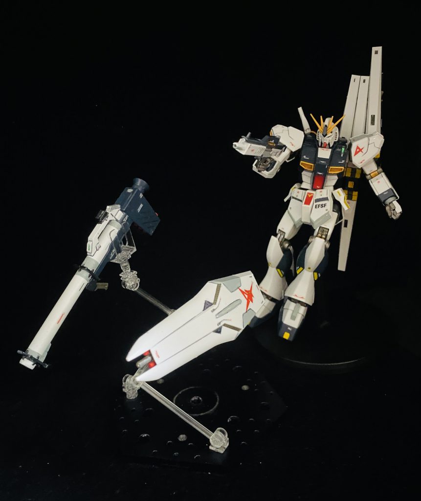 バズーカとシールドを見せつつ、そっちに集中してるとやられるの図。