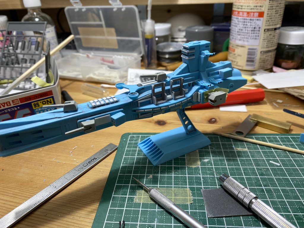 ひたすらプラ板切り貼り。