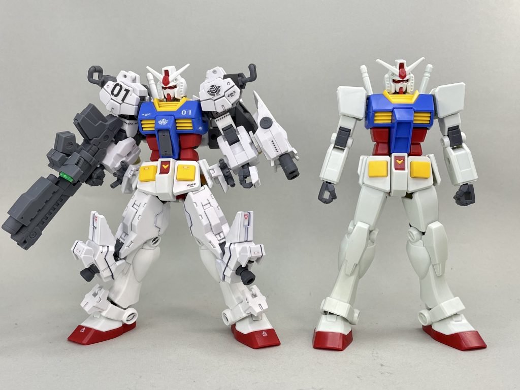ノーマルEGガンダムとの比較。ラビオットのパーツにより全体的に横幅が広がり、マッシヴな感じに。