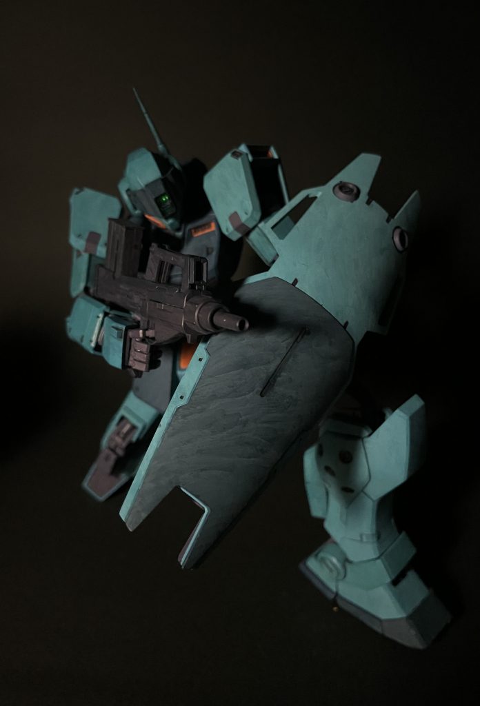 スミ入れについても試したいことがあったのでやってみましたまず、掘り直しの有無でどれくらいの違いがあるのかと、もともとあるミゾがパーツの途中で止まっているものを端まで掘り切ってちゃんと分割線に見えてくれるかを実際にみてみましたスミ入れ自体も、流し込み塗料のブラックと、ダーマトグラフという鉛筆を使い分けてみています