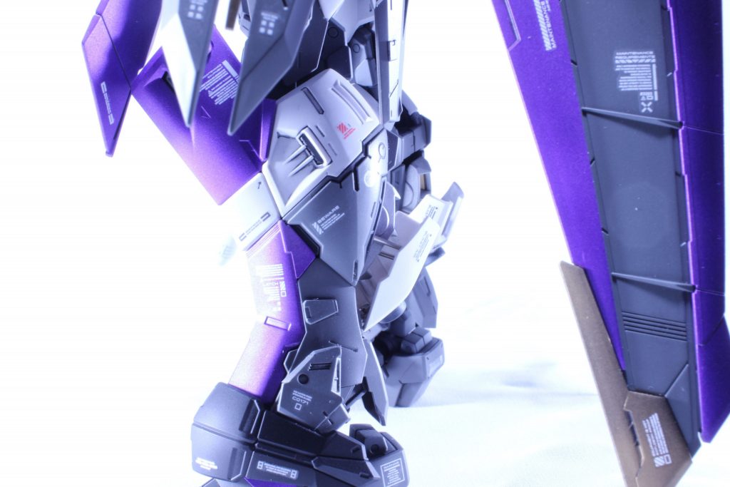 制作過程ではありませんがディテールをすこし紹介させて下さい。脹ら脛にフリーダムの脛パーツを切断したものを磁石にて取付。ステンレス棒にて半開きできるようにしてます。ステンレス棒を使用したのは銀色にしたかったのと、磁石にくっつきにくい(少しだけくっつきはする)から。