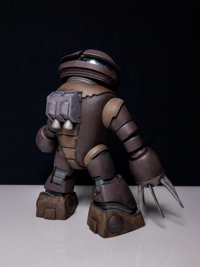 爪やバーニアはガンダムマーカーのシルバーで塗装してウェザリングカラーのマルチブラックでウォッシングしています。