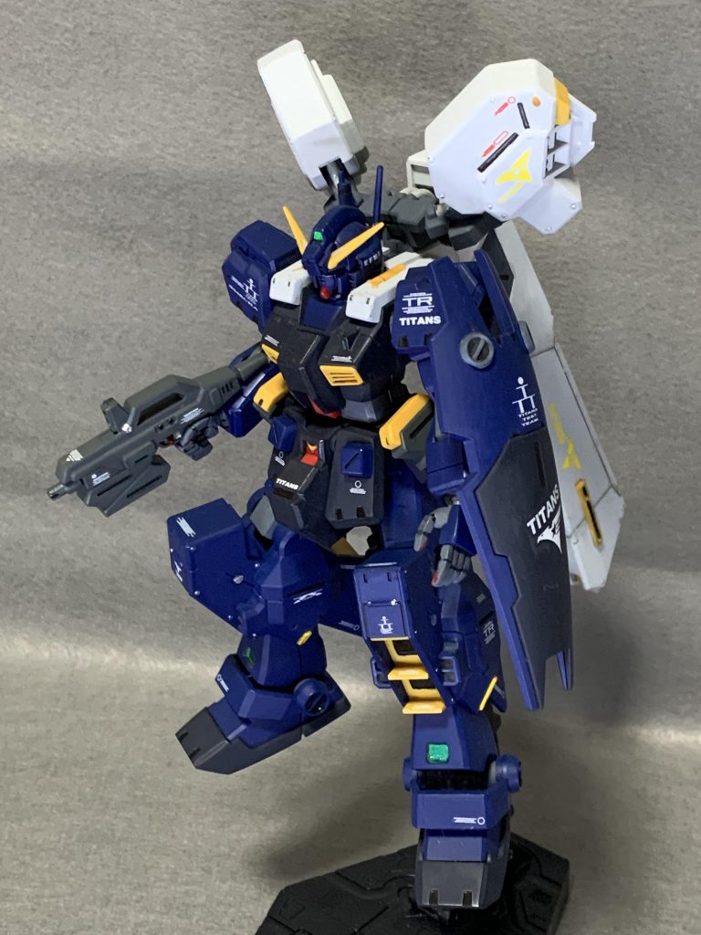 筆塗りにて全塗装の後にデカールで情報量を増やしました。