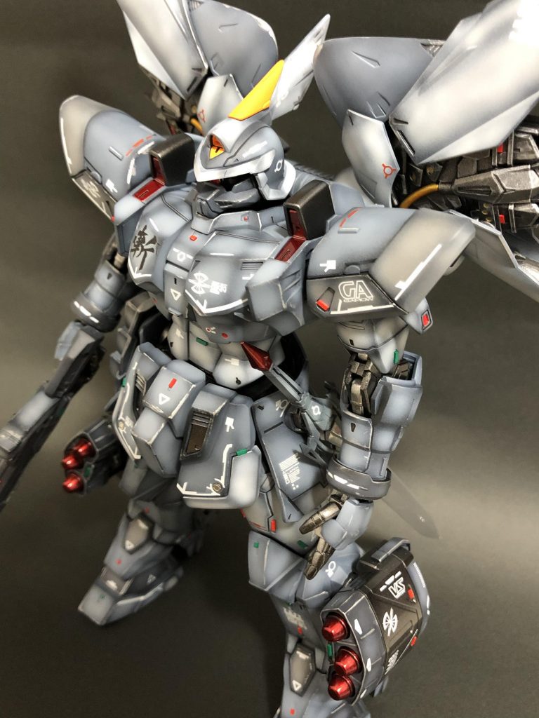 全体的にグラデーション塗装を活かすために外装はドライブラシはエッジをなぞる程度に入れて、あまりやり過ぎない様に意識しました🙋♂️グレーベースにレッドは映える事が分かりましたので細かい点は爪楊枝などを利用してチョン付けして対応しました✨