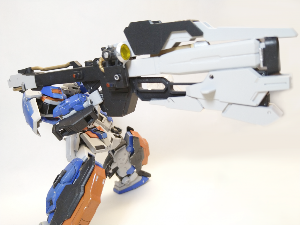 こんな機待に乗るバカのエイムは当てにならないだろうということで、狙わなくても当てられる超火力なバズーカを背負っているのです。