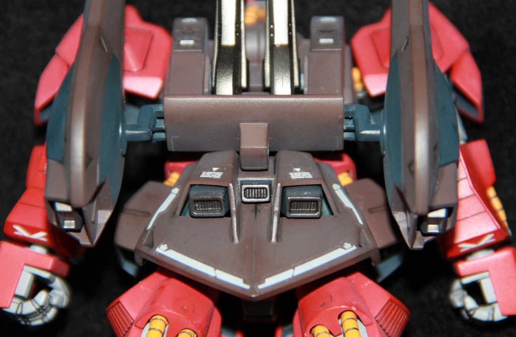 クワトロ大尉の反応速度に機体が追い付かなかったので、バーニア類が強化されたという設定です。(笑)