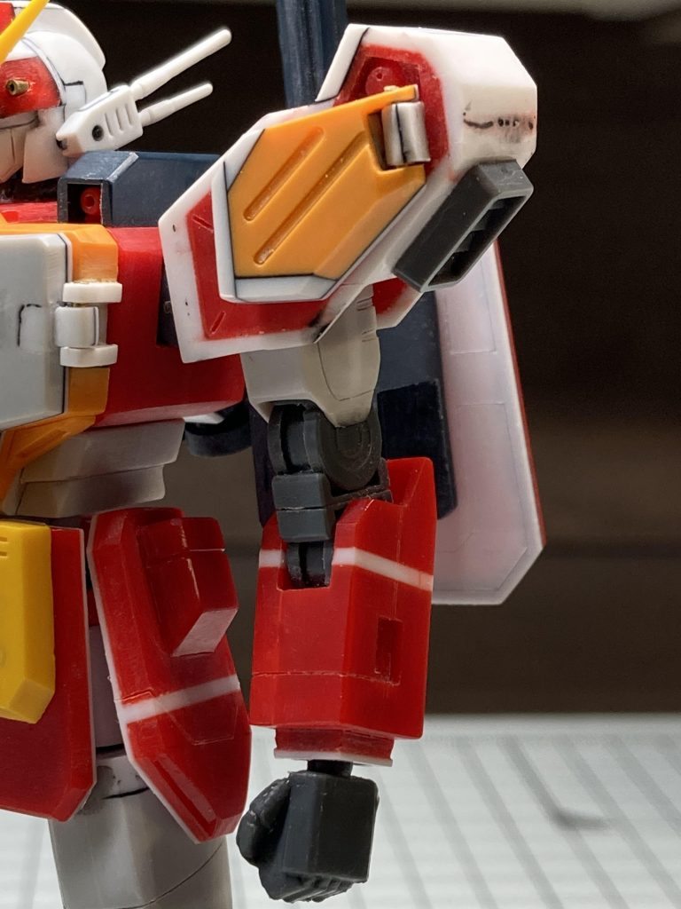 肩は当初かなり貧弱だったので、プラ板でごっつくしてみました！