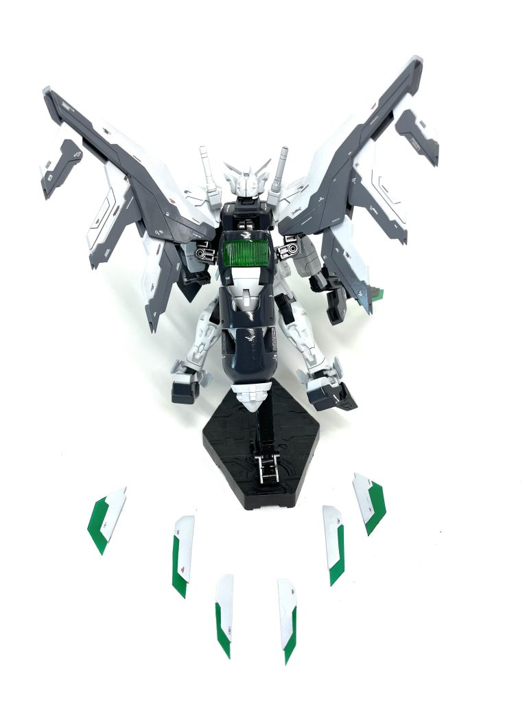 羽の部分はプラ板で、ソードビットはネオジム磁石で着脱可能になっています。ビットコンテナも可動できます。