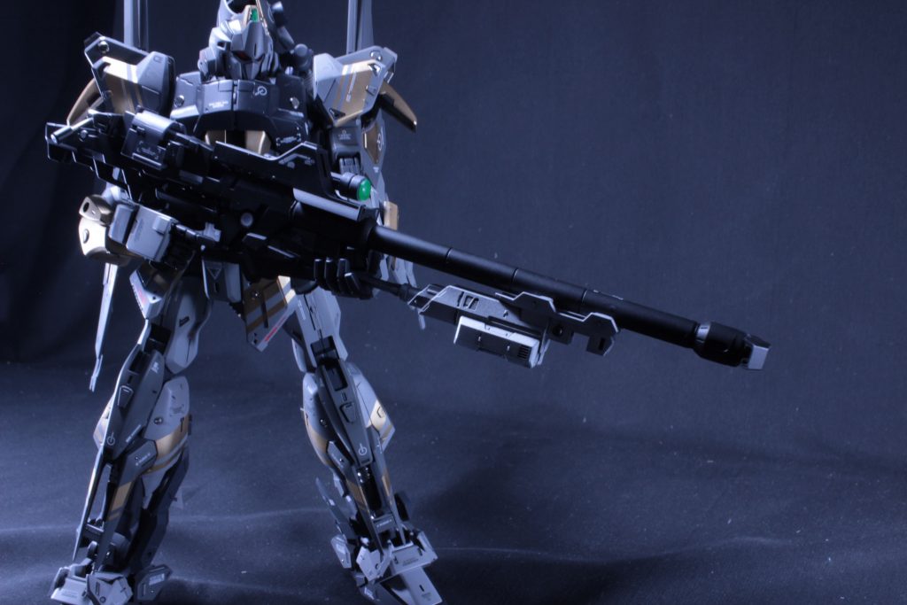 新規製作した超長射程200mm実包ライフル。いろんなパーツをくっつけての製作です。グリップは百式バズーカのものを使用したので持つこともできちゃうワァ───ヽ(*゚∀゚*)ノ───イ