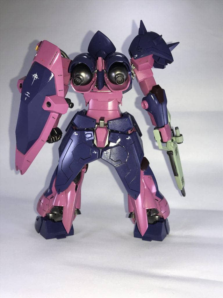 腰部のアーマーや脚などの広い面にはスジボリを追加しています。腕の合わせ目は段落ち処理してモールド化してみました。