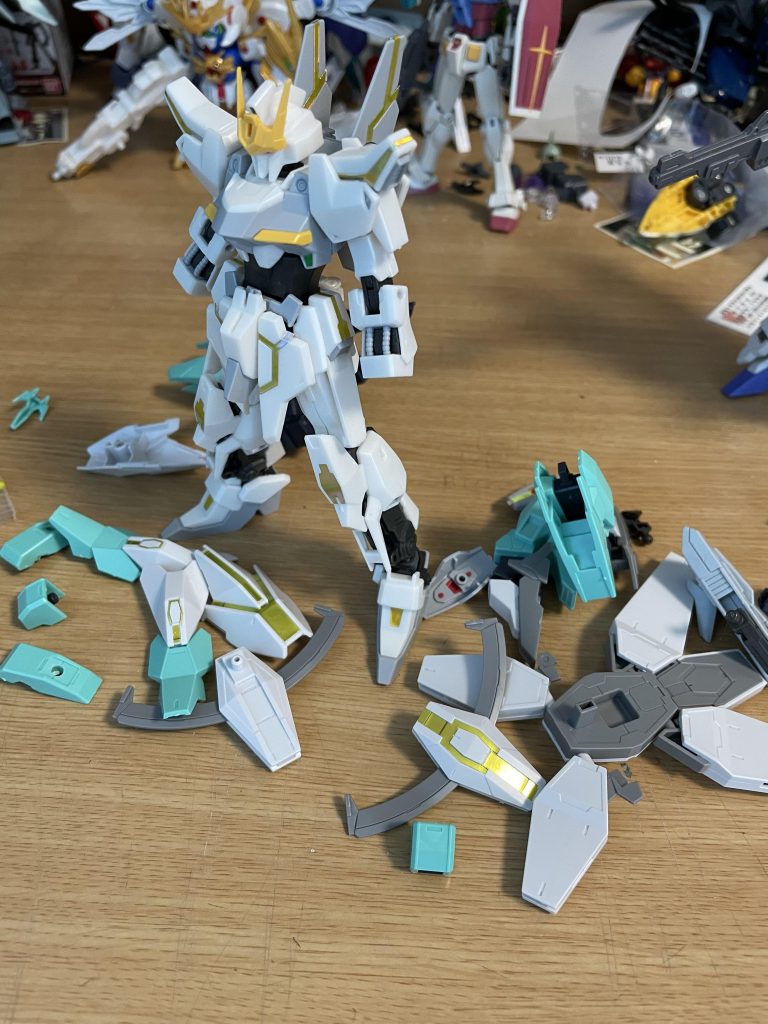 配置決め。個人的にふくらはぎ横のネプテイトのパーツを上下逆にしたところがミソですね。