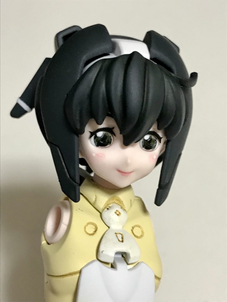 髪はクレオスのネービーブルーです。瞳はリアルタッチマーカーのグリーンとグレーで塗りました。サラはどんな髪色・瞳の色でもかわいくなりますね〜(^^)