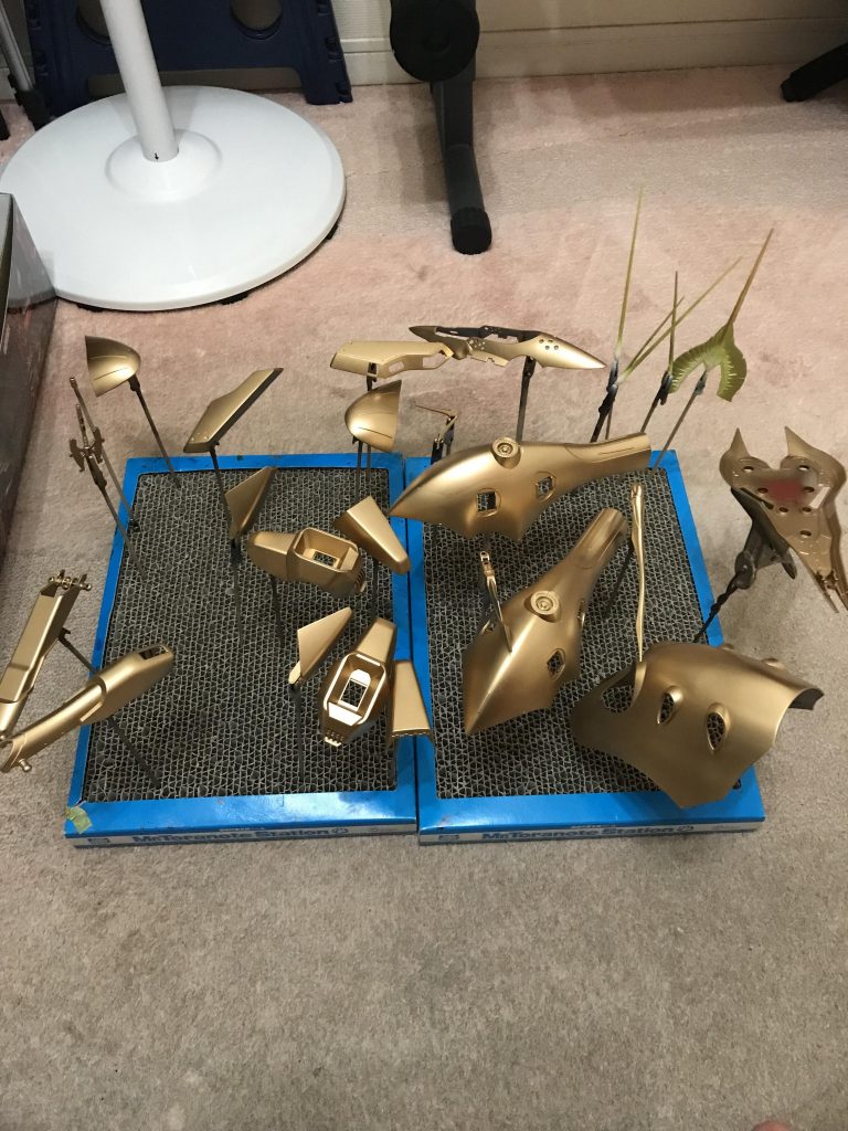 写真は一部ですが赤のメインカラーは黒サフからのゴールドで下地塗装を行いました。ちなみにMr.カラー製のクリアレッドですが約5本分消費しちゃいました💦