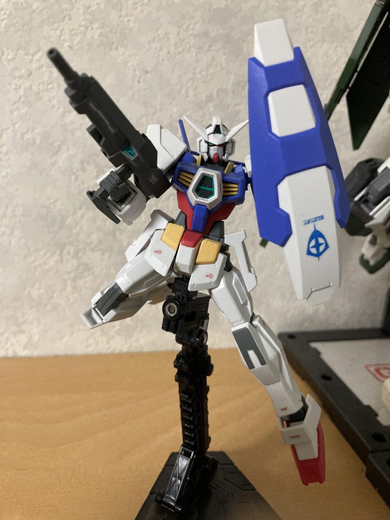 ドッズライフルとシールドを構えてやっぱり盾にエンブレムがあると引き締まった感じがしますね！