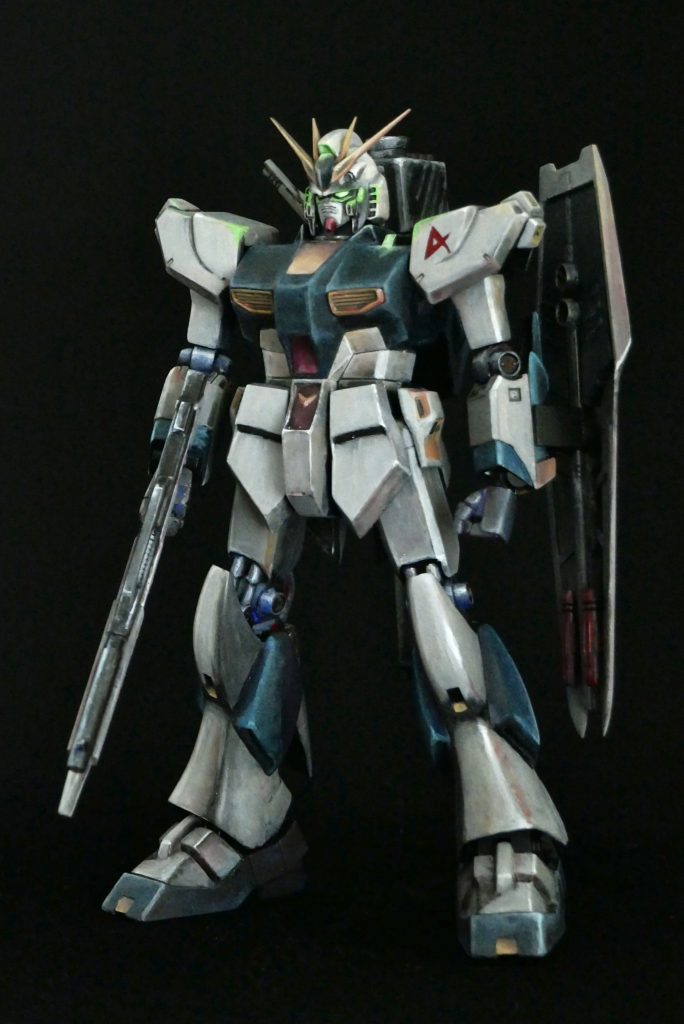 全体像白黒の大人しいカラーリングのνガンダムですが真っ黒で塗っても面白くないので緑寄りの黒を意識して光が当たる部分は彩度低めのエメラルドグリーンに見えるように塗装🖌今回もアクリルガッシュ筆塗りで塗っております。