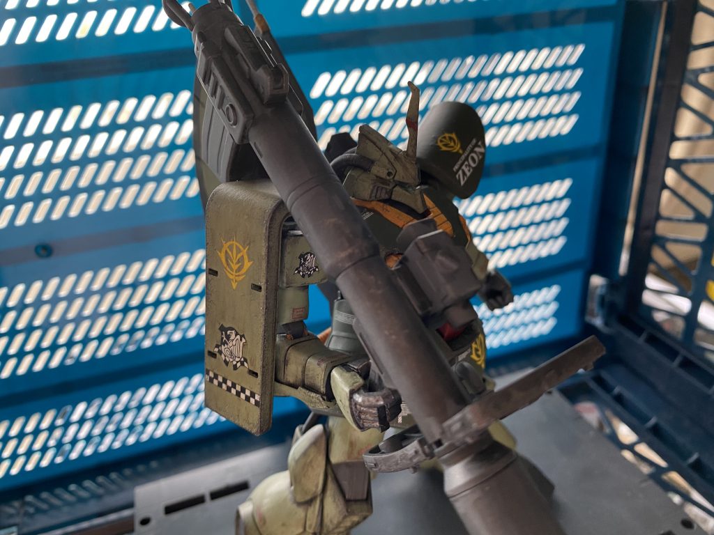 ザクのシールドを装備させてエリックマンスフィールド中佐のデカールを使用しました。ザクのシールド、ラケーテンバス装備は気に入ってます😊