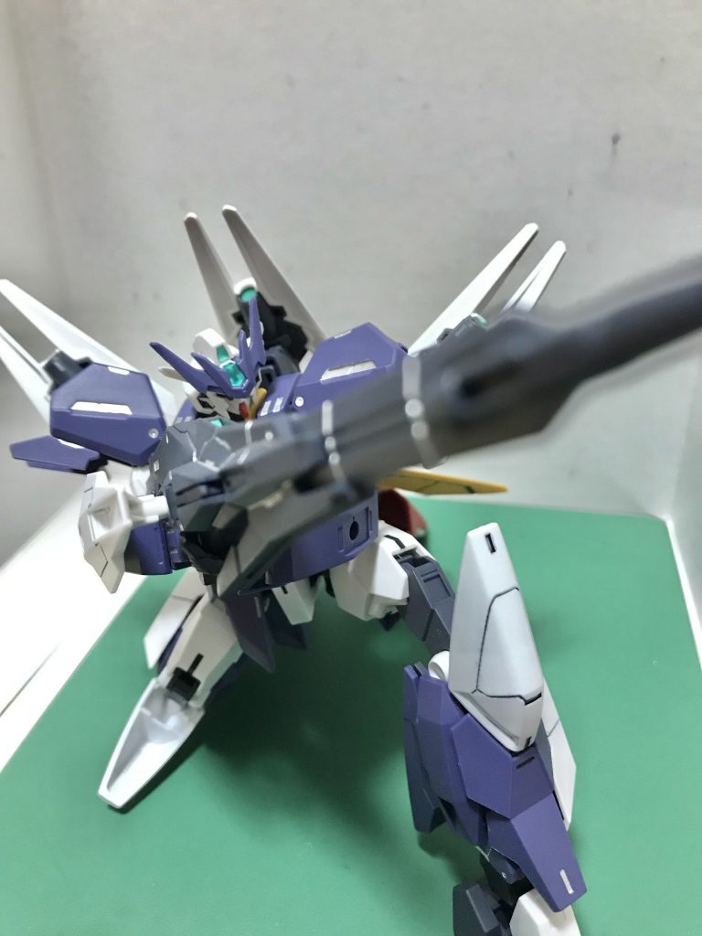 膝立ちも問題なく構えられますが、足の角度によってはリアアーマーが干渉してしまいます