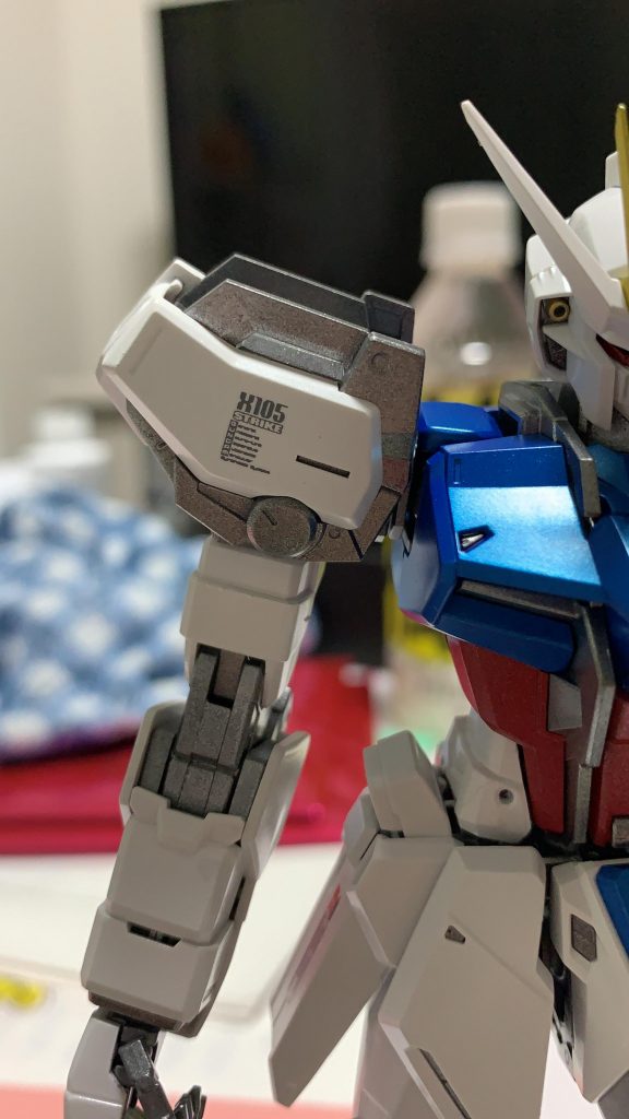 こちらは右肩左肩につけてもよかったのですが、ソードストライカーを使用する予定なので右肩に決定。