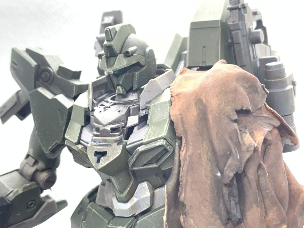 作ってる途中でヘッドパーツを紛失してしまったのであまりパーツ置き場に転がってたジムヘッドを乗せてみたら意外と違和感なく乗ったのでそのままとしてます。