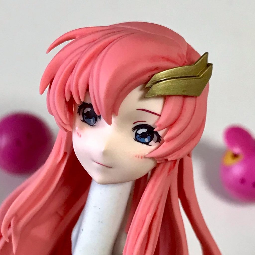 すまし顔は印刷済です。チークは印刷されておらず、標準ではデカールですが、リアルタッチマーカーで描きました。髪パーツもかなり凝った造形と分割で、先端もしっかり尖っています。リアルタッチマーカーのピンクで軽くウォッシングしました。