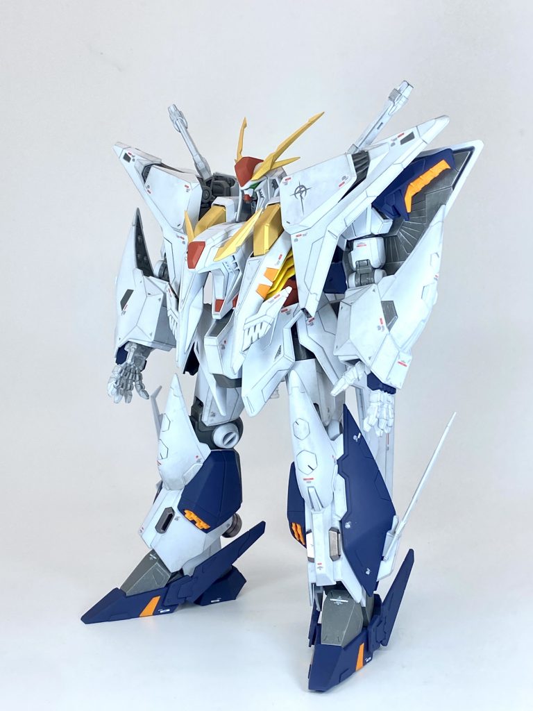 今回はほぼ成形色仕上げ、色が足りない部分や黄色部分のみ塗装し、コンテでドライブラシをかけてエッジのラインを強調しています。