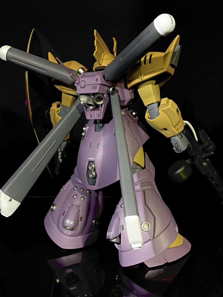 全身に散りばめられたバーニアやスラスターをディテールアップパーツに置換。完成見本写真のカラーリングはボヤけた感じに見えたので関節部は濃いめ、アクセントとしてプロペラントタンクに白を入れました。