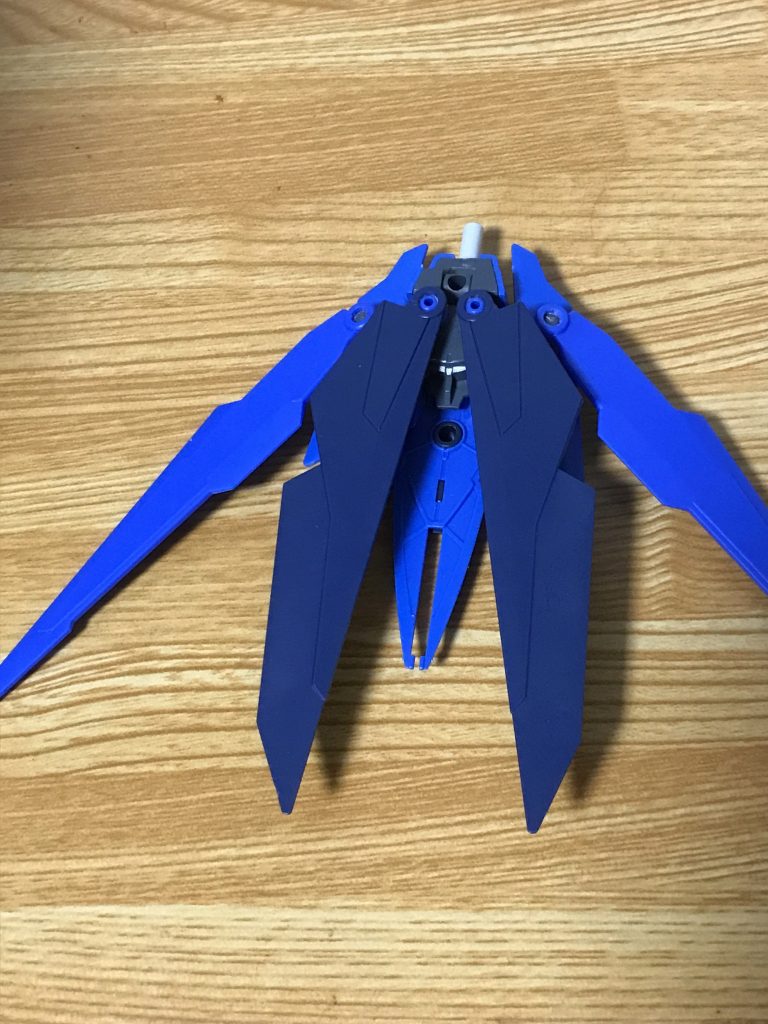 おまけw前回の載せ忘れです。ユニットの裏はこんな感じで軸を干渉しない位置に接着してそれにウイング付けてるだけなので自由に動かせますw表はGNドライブ外して、上からシュヴァルべグレイズのパーツつけただけの単純設計ですw