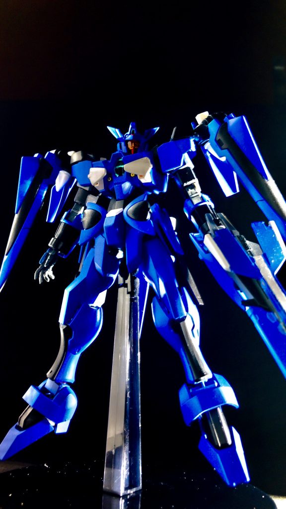 AGE-2ダブルバレットをベースにブレイヴのシルエットにも見えるようにパーツを選択しました。腕はスパロー、脚はアルケインから。最近はガンダム顔加工にハマっていたのでたまにはジム顔(?)加工も