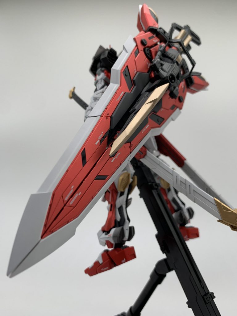 下半身にだけメタリックレッドを使って上半身とのバランスがおかしくなりそうだったので、タクティカルアームズはメタリックレッドを配置しました。