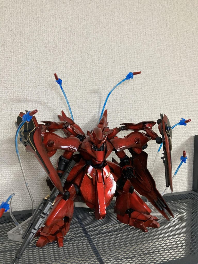 ファンネル展開エフェクトパーツはソフトプラ棒に細かく刻んだプラ棒をちまちま接着して作成台座はダイソーのアクリルスタンプ台いざ飛ばすとファンネルがちゃっちぃ･･･