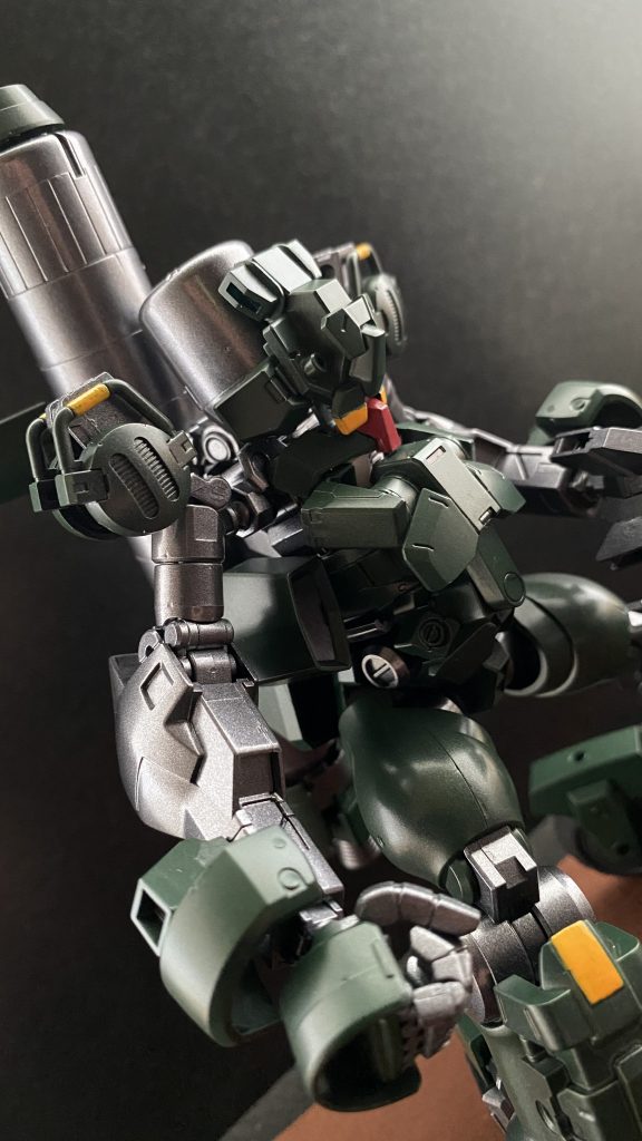 　モデルとなるゲーム内において、シューティアという機体はバトリング(ロボットによる格闘技)用として作られている。それに倣いリコは、ガンダムの世界観におけるMSの格闘技である「ガンダムファイト」用の機体として、本機を作製している。…ガンダムファイト、…そう、この機体は…。