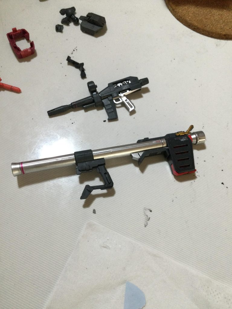 武器類の塗装終了です‼️食卓が塗料で汚れています…(笑) 後程、掃除ですね…最後までご覧頂きありがとうございました😊