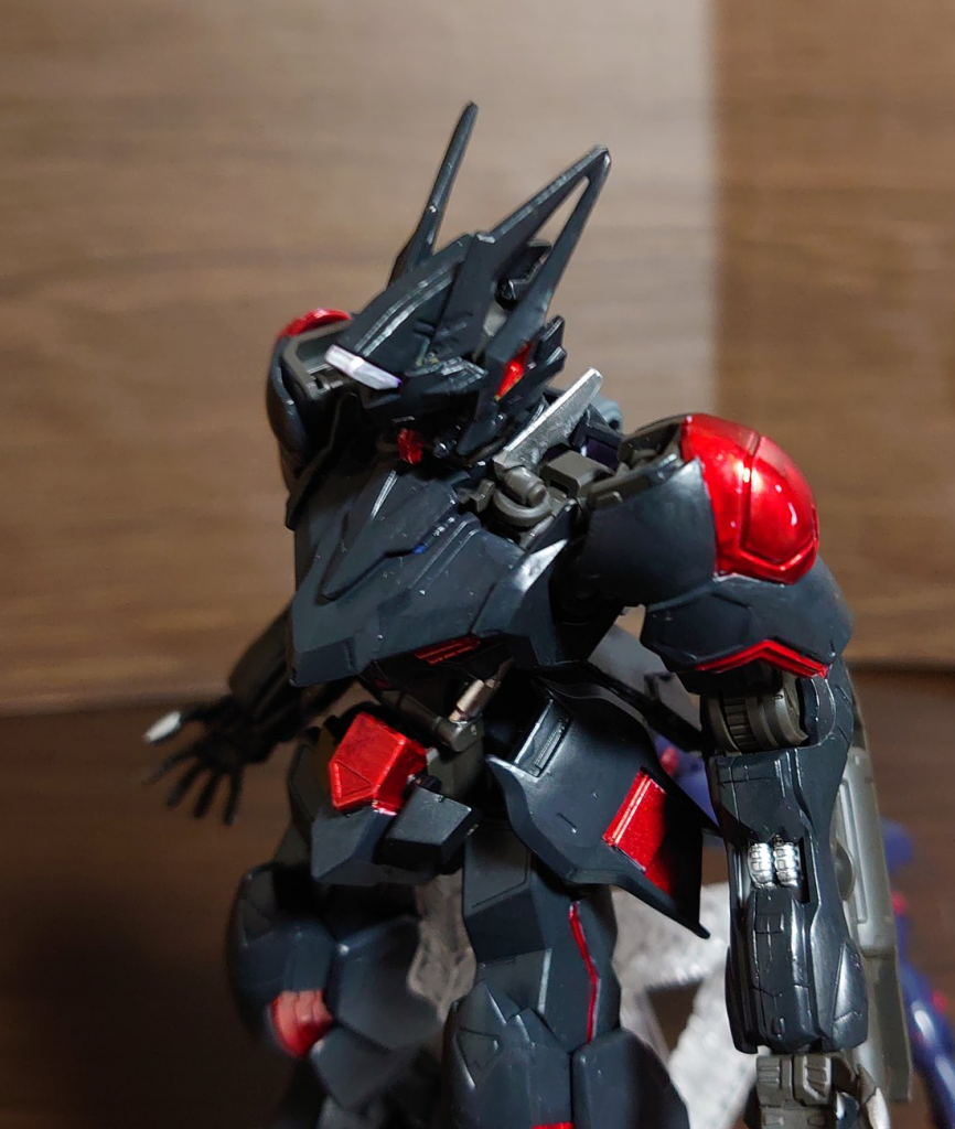 特殊センサー＆アンテナ本気はメインのツインアイに加えその上にサブのツインアイを持っており、合計４つのカメラを使い通常のMSよりも多くの情報を得ることが出来る。更に特徴的な形状のアンテナは二つのアンテナを合わせることで文字通り「耳」の様な役割を果たし背後からの攻撃にも対応することが可能。