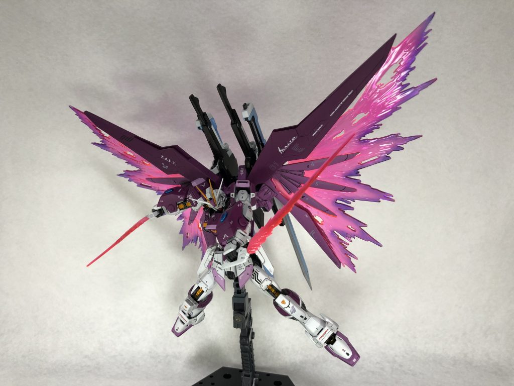 今回もセンサー類やエフェクトには蛍光塗料を使っています!もちろんエフェクトパーツは全てグラデーション塗装しています!